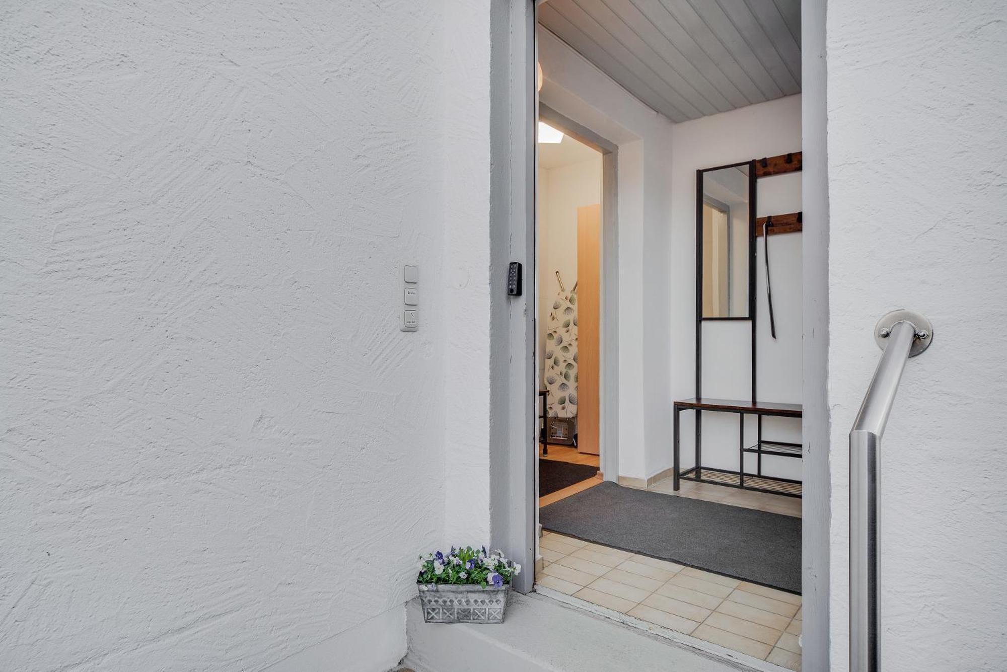 Fewo-Lavees Moderne Zentrale Fewo Nahe Omv Wacker Kliniken Burg -Eigener Eingang-Schluesselloser Check In Burghausen Exterior foto
