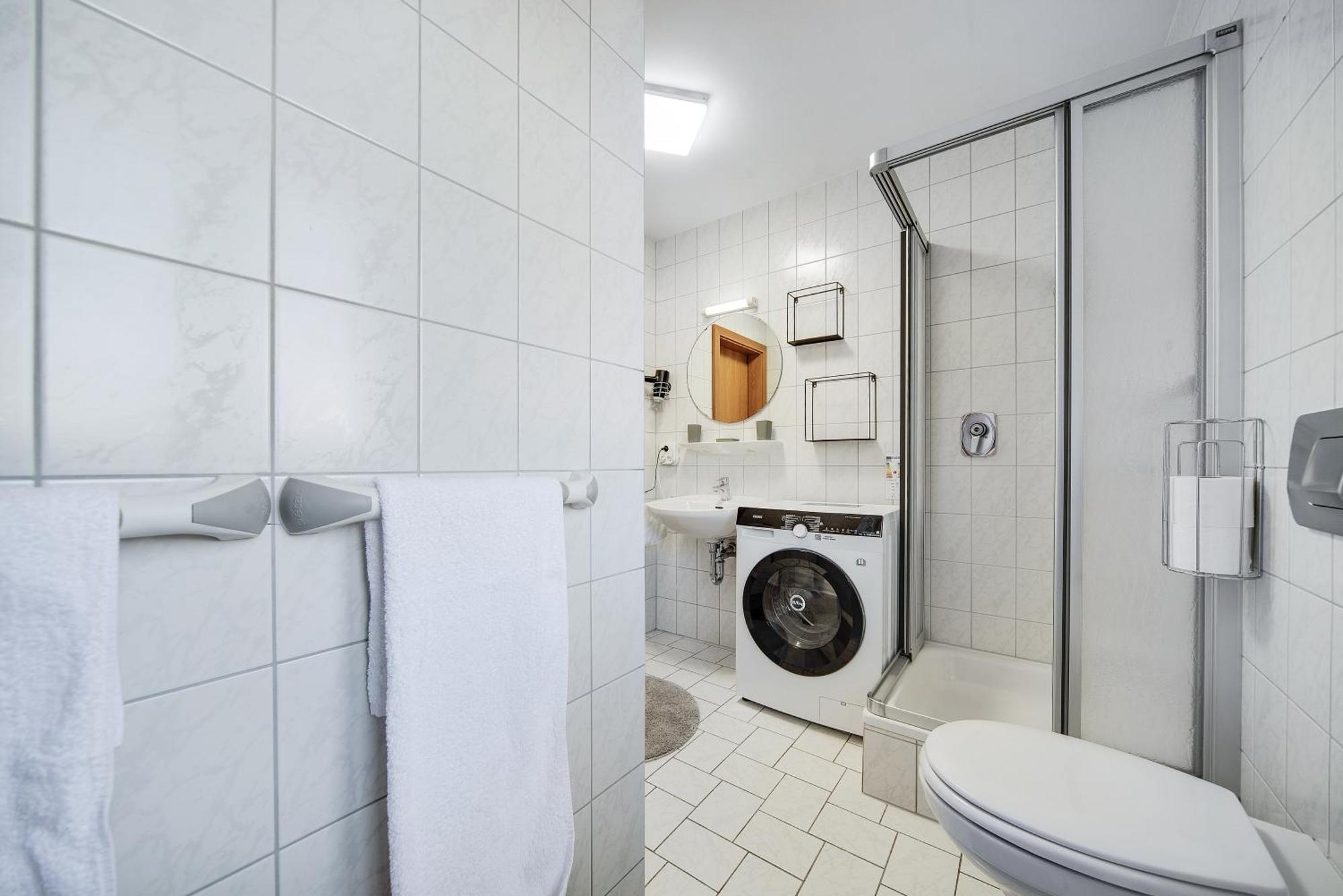 Fewo-Lavees Moderne Zentrale Fewo Nahe Omv Wacker Kliniken Burg -Eigener Eingang-Schluesselloser Check In Burghausen Exterior foto